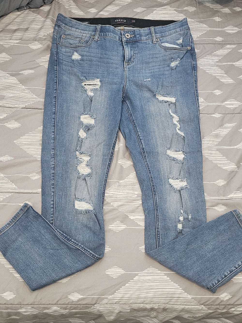 16-TALL Torrid Light Wash Distressed Bombshell Women’s Jeans